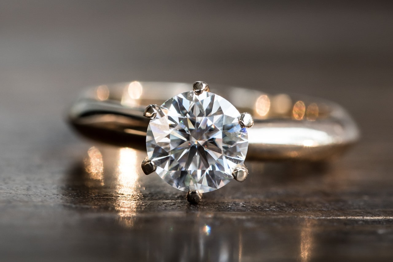 Round cut diamond engagement ring